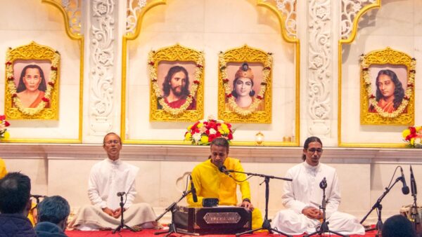Devotional Chanting Led by YSS Sannyasis (Tamil)