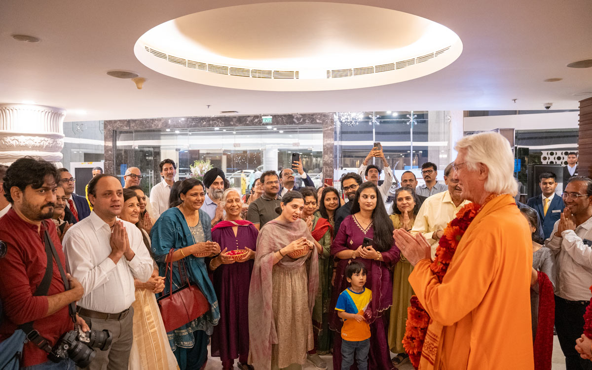 Swami Chidanandaji's India Tour 2025 — Arrival and Welcome at YSS Ahmedabad Kendra
