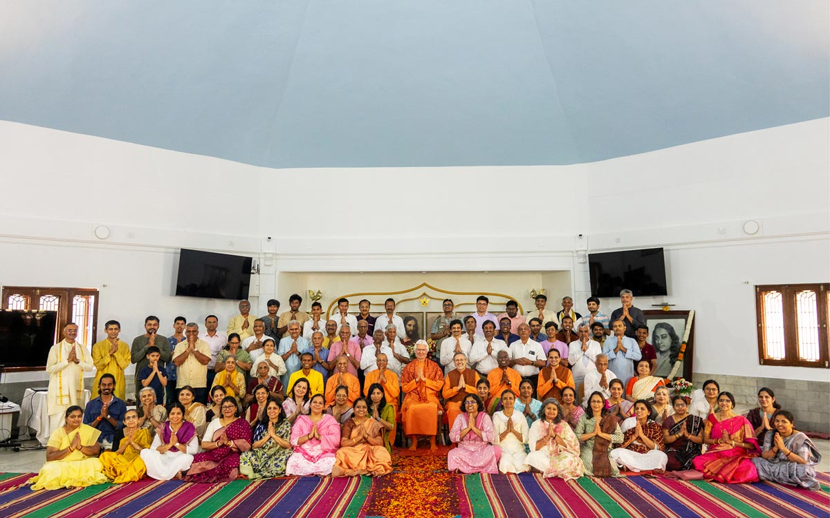 Swami Chidanandaji's India Tour 2025 — Group Photo with Devotees at YSS Bengaluru Kendra